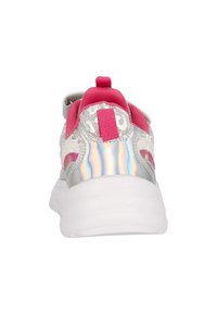 Lasten sneakerit, joissa on hopea- ja vaaleanpunainen värimaailma, helmiäishohtoiset yksityiskohdat, verkko yksityiskohtia ja pehmustettu kieli, jossa on vetotanko.