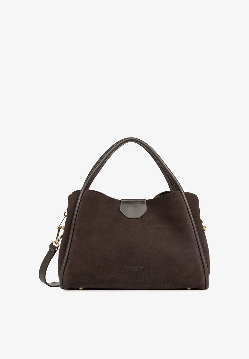Sac à main en daim brun foncé avec poignées supérieures arrondies et bandoulière amovible, présentant un logo de marque subtil et des détails en métal doré.