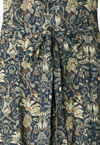 Abito a stampa floreale navy con vita aderente e fiocco, maniche corte e dettagli botanici intricati nei colori verde e arancione.