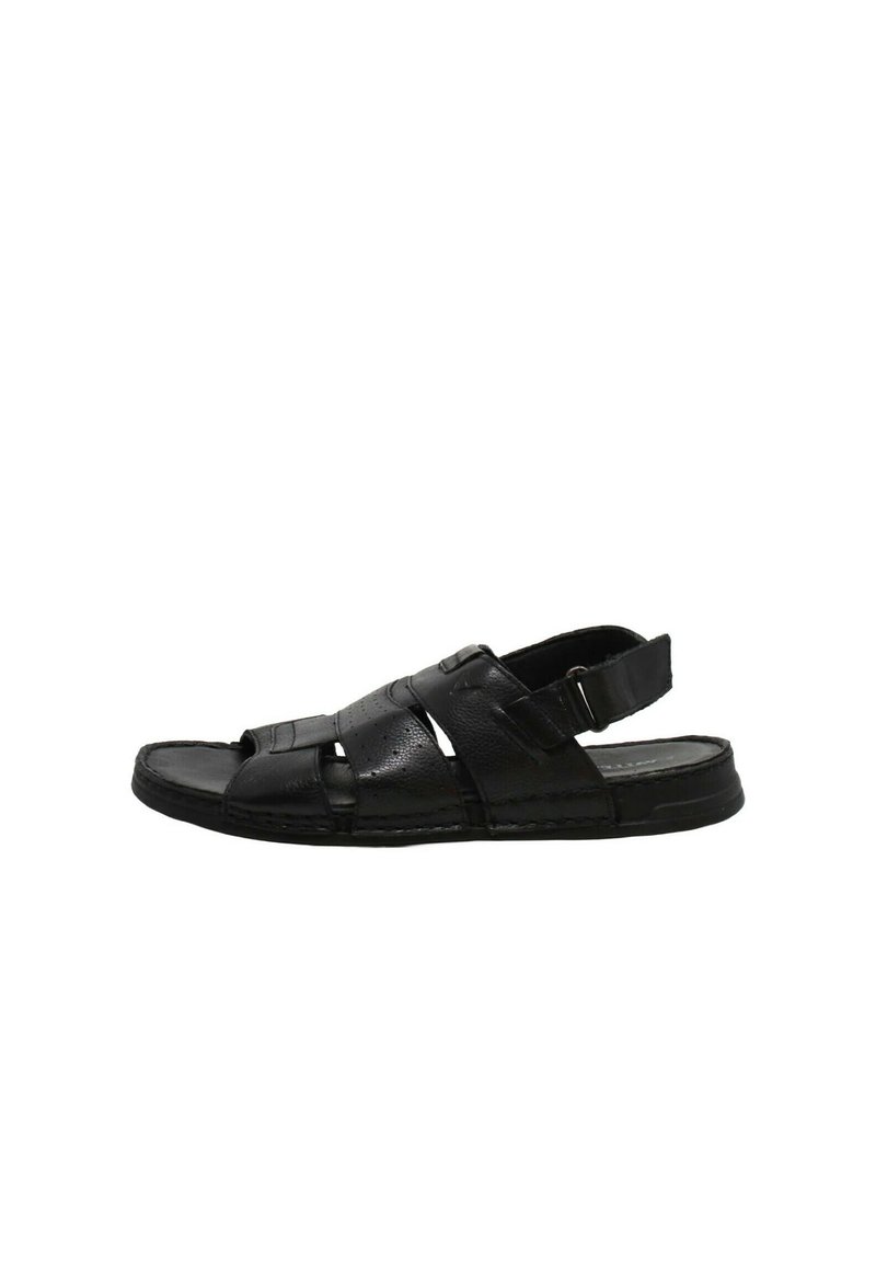 Sandalo in pelle nera con un design a strisce, punta aperta, fascetta alla caviglia regolabile e dettagli testurizzati sulla parte superiore. Sole piatto.