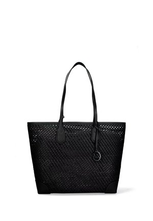 Sac cabas en cuir tressé noir avec deux bretelles et un pendentif logo métallique rond suspendu à une bretelle.