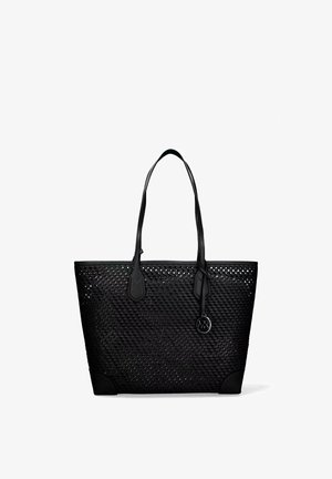 Borsa tote in pelle intrecciata nera con due spallacci e un ciondolo rotondo in metallo con il logo appeso a uno spallaccio.