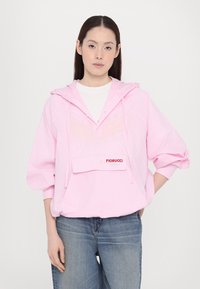 Rosa karierter Pullover-Hoodie mit Kordelzugkapuze, Fronttasche und Logo. Lockere Passform, leichtes Material und Bündchenärmel.