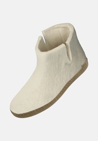 Stivaletti alla caviglia bianchi in feltro con una texture morbida e un design a taglio basso. Presentano una suola in gomma beige con dettagli di cucitura.