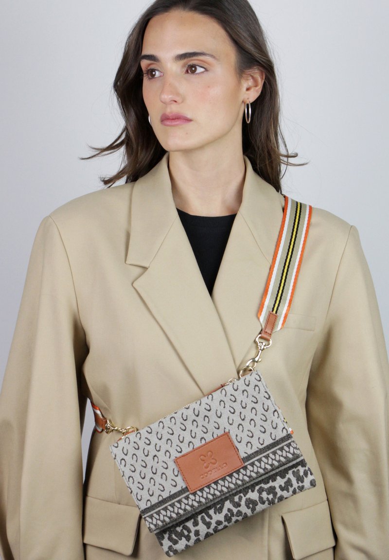 Damen Handtaschen | Codello LOGO-CROSSBODY Umhängetasche beige - GN16768 Damen Handtaschen | Codello LOGO-CROSSBODY Umhängetasche beige - GN16768