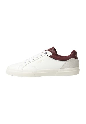 Zapatilla blanca con acentos de cuero burdeos, panel de ante gris texturizado, punta redonda y suela de goma plana. Cierre con cordones y detalle de logo.
