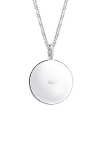 Pendentif en argent sterling sur une chaîne, forme ovale, finition polie, gravé avec "925" pour l'authenticité, texture légère, design simple.