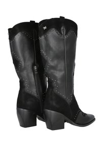 Botas de vaquero de cuero negro con detalles en gamuza texturizada, punta afilada y tachuelas decorativas. Cuentan con cremallera lateral y tacón cuadrado.