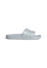 Sandale slide Adidas blanche avec trois bandes blanches sur une large lanière et semelle texturée, vue de côté sur fond uni.