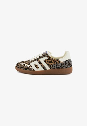 Sneaker low-top con patch in stampa leopardata, dettagli bianchi, suola in gomma marrone e lacci bianchi, mostrata di lato su uno sfondo bianco.