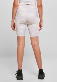 Højtaljede biker-shorts i lavendel og creme camouflage, lavet af strækbart stof med en glat tekstur og en længde til midt på låret.