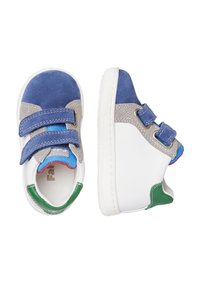 Sneakers per bambini in una combinazione di suede blu, grigio e bianco con strappi in velcro. Accenti verdi e rossi sul tallone. Suola in gomma.