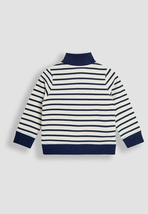 Gestreifter Pullover in Creme und Marineblau mit hohem Kragen, langen Ärmeln, gerippten Bündchen und einem einfarbigen marineblauen Saum, aus strukturiertem Stoff gefertigt.