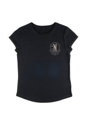 T-shirt nera a maniche corte con risvolti e un piccolo emblema sul petto che presenta uno scudo, la lettera "N" e un banner di testo.