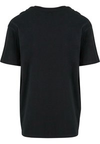 Črna kratka majica s kratkimi rokavi in okroglim izrezom. Narejena iz mehke bombažne tkanine, se ponaša z ohlapnim krojem in gladko površino brez vzorcev.