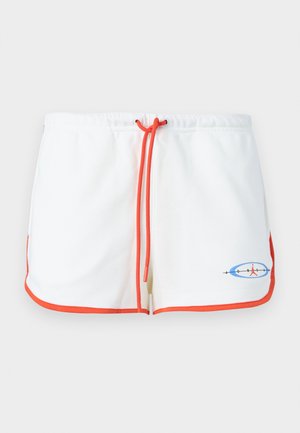 Baltie šorti ar oranžu auklu un apmalēm. Iekļauts grafisks logo zilā un sarkanā krāsā. Mīksta auduma ar ikdienišķu dizainu.