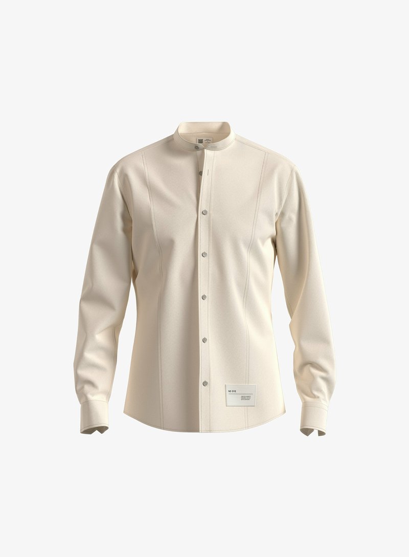 Camicia a maniche lunghe in tessuto beige chiaro con colletto alla mandarina, chiusura con bottoni e etichetta laterale. Presenta dettagli di cucitura sottili.