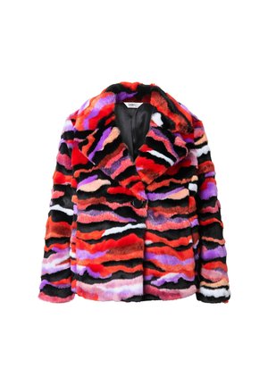 Faux-Fur-Mantel mit mehrfarbigen Wellenmustern in Rot, Schwarz, Lila und Weiß; verfügt über einen Reverskragen und einen einzigen Knopfverschluss.