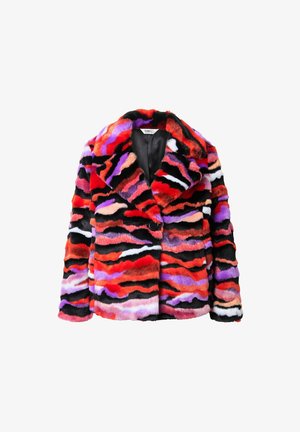 Cappotto in pelliccia sintetica con motivi a onde multicolori in rosso, nero, viola e bianco; presenta un colletto a scialle e una chiusura a un bottone.