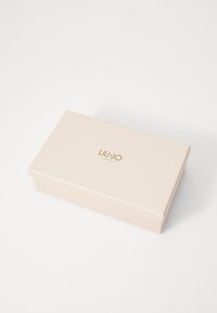 Liu Jo-merket boks med en glatt, lys rosa overflate og gulllogo, rektangulær form, og uten synlige mønstre eller aksenter.