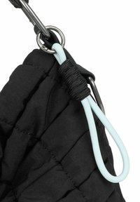 Sac en tissu noir matelassé avec un anneau en métal argenté et une boucle élastique bleu clair. Présente des coutures texturées et des accessoires robustes.