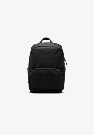 Sort rygsæk med en struktureret design, der har en frontlomme med lynlås, justerbare stropper og et håndtag på toppen. Lavet af holdbart stof.