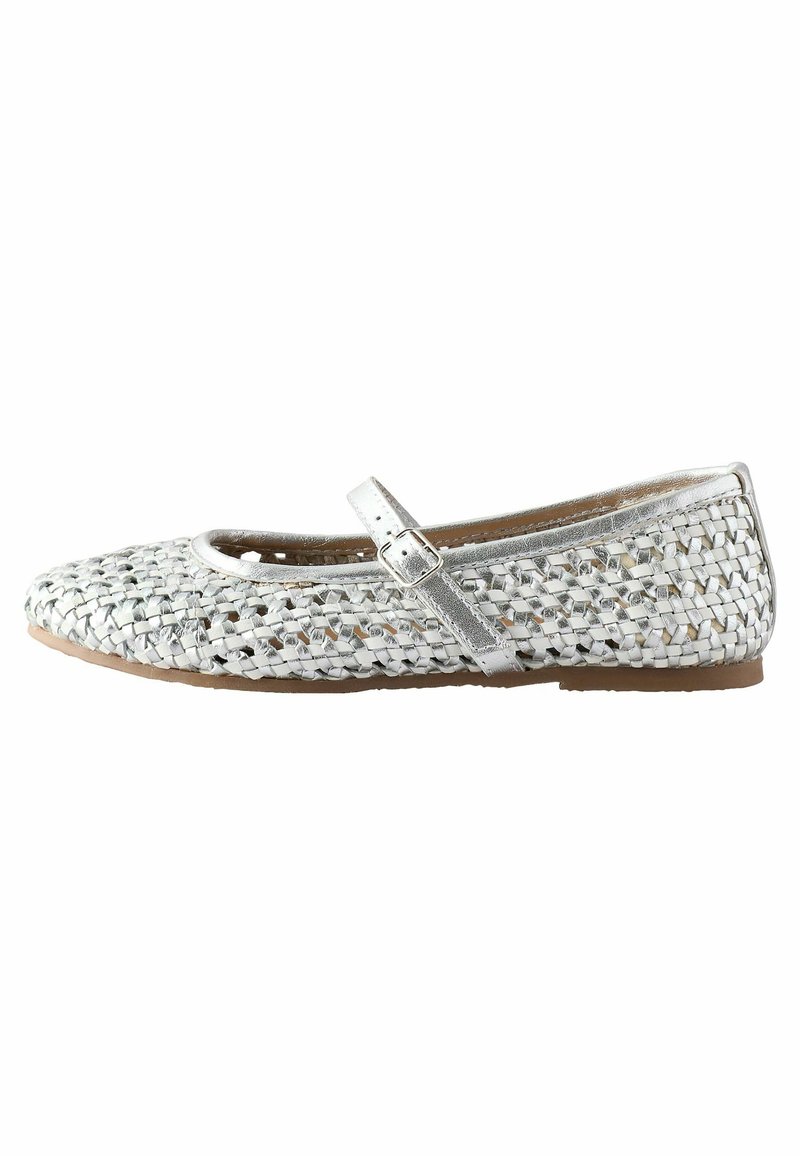 Ballet flat intrecciato argento con punta arrotondata, cinturino alla caviglia con fibbia e un design superficiale texturizzato e intrecciato.