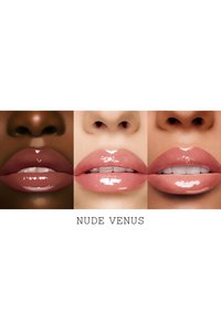 Tre paia di labbra in diverse tonalità di nude: marrone scuro, rosa tenue e pesca chiaro. Finitura lucida, che evidenzia la forma e la texture. Il testo sotto dice "NUDE VENUS."