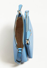 Borsa a tracolla in pelle blu con texture, dotata di due scomparti con zip, accessori in metallo dorato e foderatura interna liscia. Presenta una tracolla regolabile.