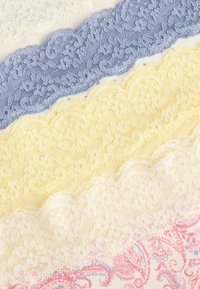 Kantafwerking in wit, lichtgeel, lichtblauw en crème kleuren, met bloemenpatronen en golvende randen, horizontaal gerangschikt.