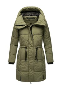Olijfgroen gewatteerde parka met ritssluiting, verstelbare trekkoord in de taille en zwarte accenten op de manchetten. Heeft een grote capuchon en logo-detail.