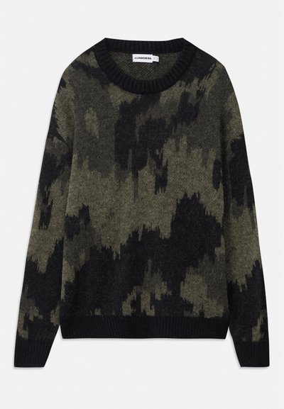 Suéter de punto con un patrón de camuflaje en negro y oliva. Cuello redondo clásico, ribete en el cuello y los puños, textura media.