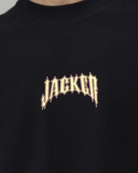 Sort bomulds T-shirt med et stort, stiliseret "JACKER" logo i lys gul, med et skarpt, takkede fontdesign.