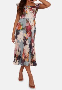 Kukkakangas, jossa on siniharmaa pohja, värikkäitä, monivärisiä kukkia, off-the-shoulder -olkaimet ja midipitkä siluetti.