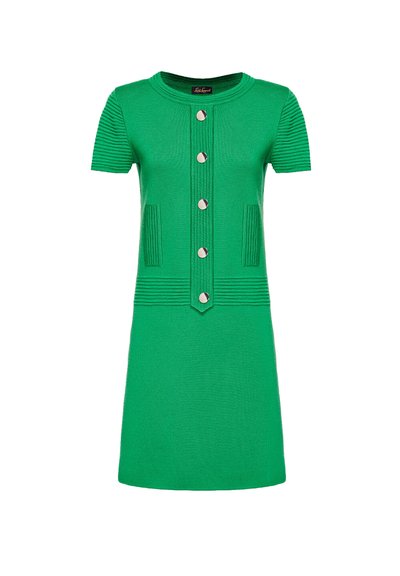Vestito lavorato a maglia verde con maniche corte, scollatura rotonda, chiusura anteriore con bottoni, dettagli a strisce testurizzati e due tasche verticali.