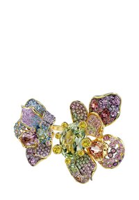 Broche floral colorida que presenta metal en tono dorado, múltiples piedras preciosas en tonos de azul, rosa, amarillo y verde, con detalles brillantes y texturas variadas.