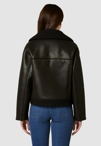 Giubbotto di pelle nera con ampio colletto, design corto e orlo a coste. La parte posteriore presenta cuciture minime e una superficie liscia e lucida.