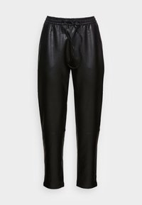 Pantalons jogger noirs en cuir avec une taille élastique, un détail de cordon de serrage et des poignets de cheville fuselés. Texture lisse avec une finition élégante.