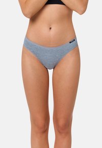 Slip bikini grigio in cotone con una texture liscia, design a vita bassa e fascia in contrasto. Presenta un branding minimalista sul lato.