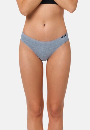 Culotte de bikini en coton grise avec une texture lisse, un design taille basse et une ceinture contrastante. Présente un branding minimal sur le côté.