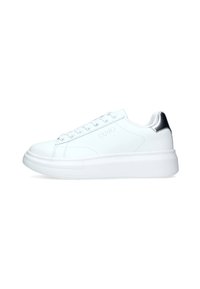 Sneaker bianco con tomaia in pelle liscia, punta rotonda, suola piatta bianca e dettaglio metallico argento sul tallone. Presenta sei asole e dettagli del logo.