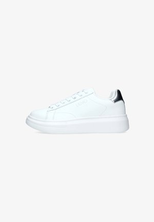 Sneaker bianco con tomaia in pelle liscia, punta rotonda, suola piatta bianca e dettaglio metallico argento sul tallone. Presenta sei asole e dettagli del logo.