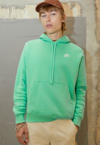 Nike Sportswear SPORTSWEAR CLUB FLEECE - Sweatshirt com capuz - light menta/white