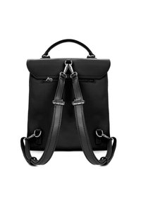 Zaino nero con finitura opaca, dotato di spallacci regolabili, maniglia superiore, tasca frontale con zip e dettagli in metallo.