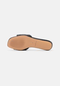 Kurt Geiger London KENSINGTON FLAT - Iešļūcenes - black