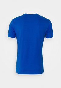 Blaue Baumwoll-T-Shirt mit kurzen Ärmeln, rundem Ausschnitt und glatter Textur. Einfaches Design ohne sichtbare Logos oder Muster auf der Rückseite.