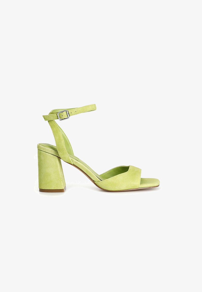 Sandale cu toc înalt din suede verde, cu curea la gleznă, design cu degetele la vedere, toc gros și textură moale.