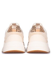 Ljust färgade sportskor med en texturerad beige och prickig tan-överdel, metalliska detaljer och en dämpad sula.