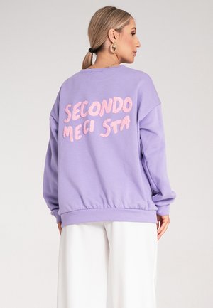Fioletowy sweatshirt o luźnym kroju, z teksturowanym różowym napisem „SECONDO MECI STA” na plecach oraz ściągaczami na rękawach i u dołu.