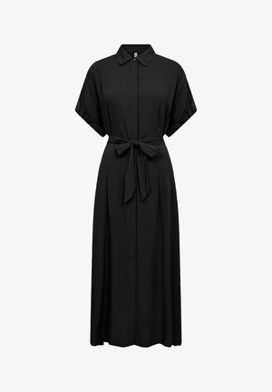 Sort maxikjole med korte ærmer, krave, knaplukning foran og bælte i taljen, med løs pasform og opbukkelsete ærmer.